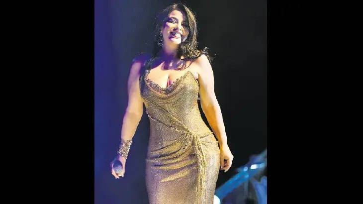 48 yaşındaki Zara sahneye böyle çıktı yer yerinden oynadı 6